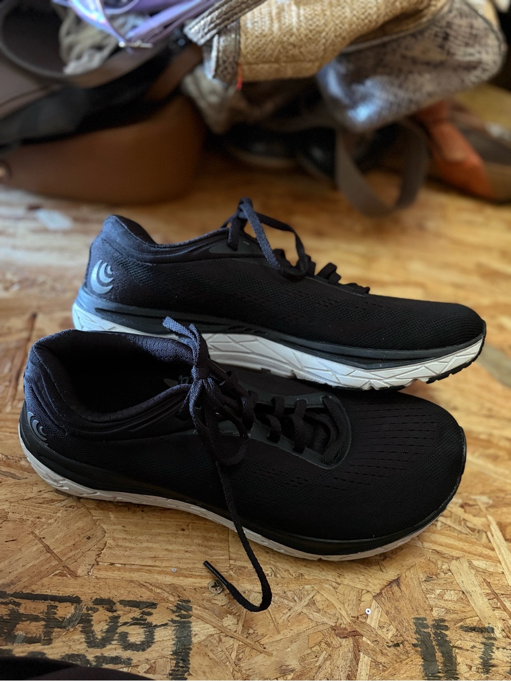 Topo Athletic Women's Magnifly 3 Sneaker Size 8